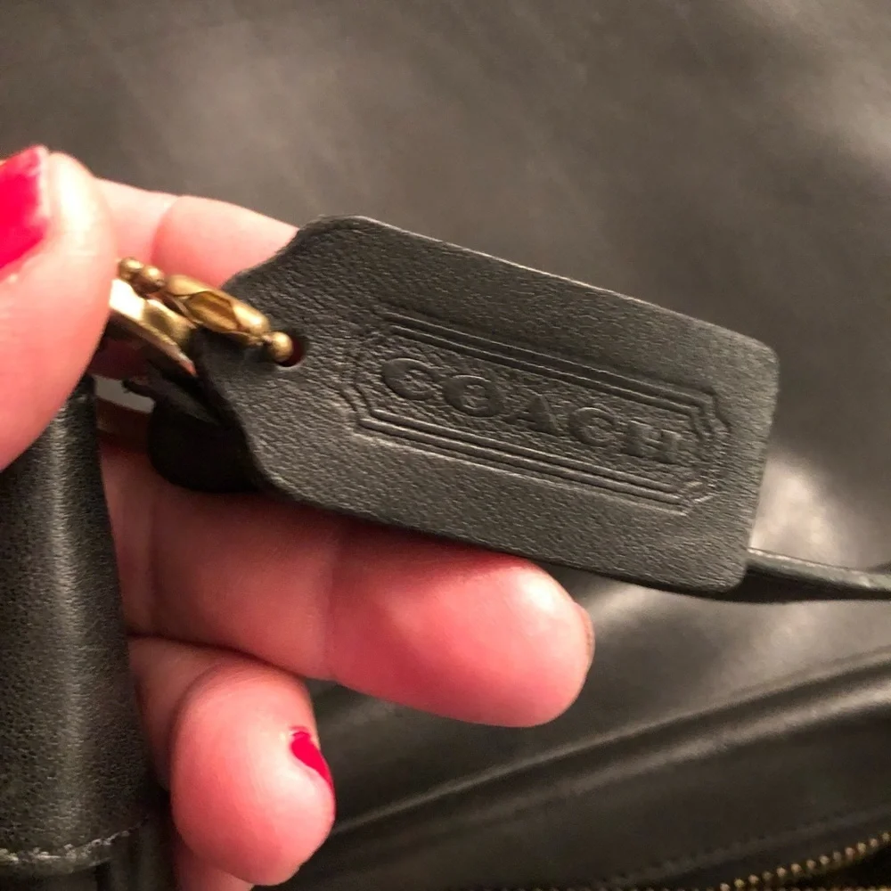 Coach black leather shoulder bag like new , vintage great size not heavy